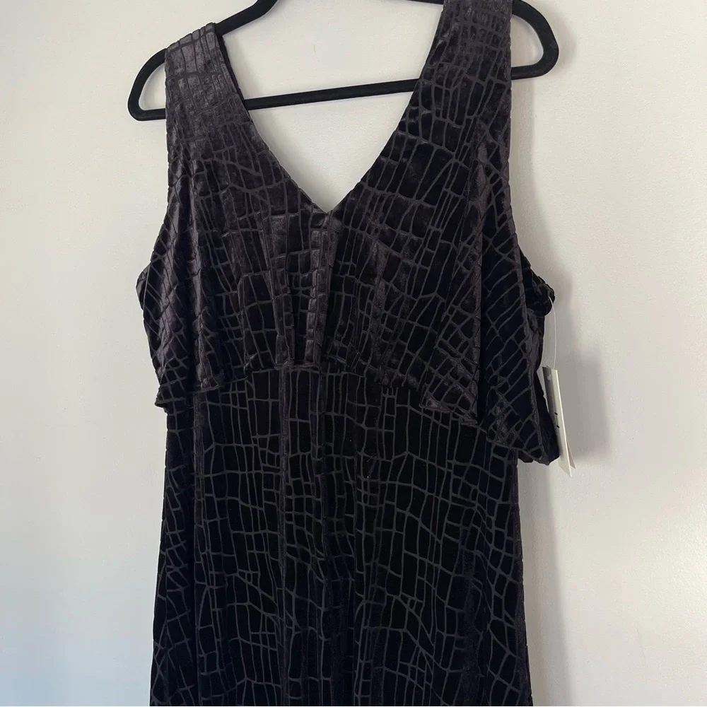 Halston Black Velvet Ruffle Textured V-Neck Zip Back Midi Sleeveless NWT Dress